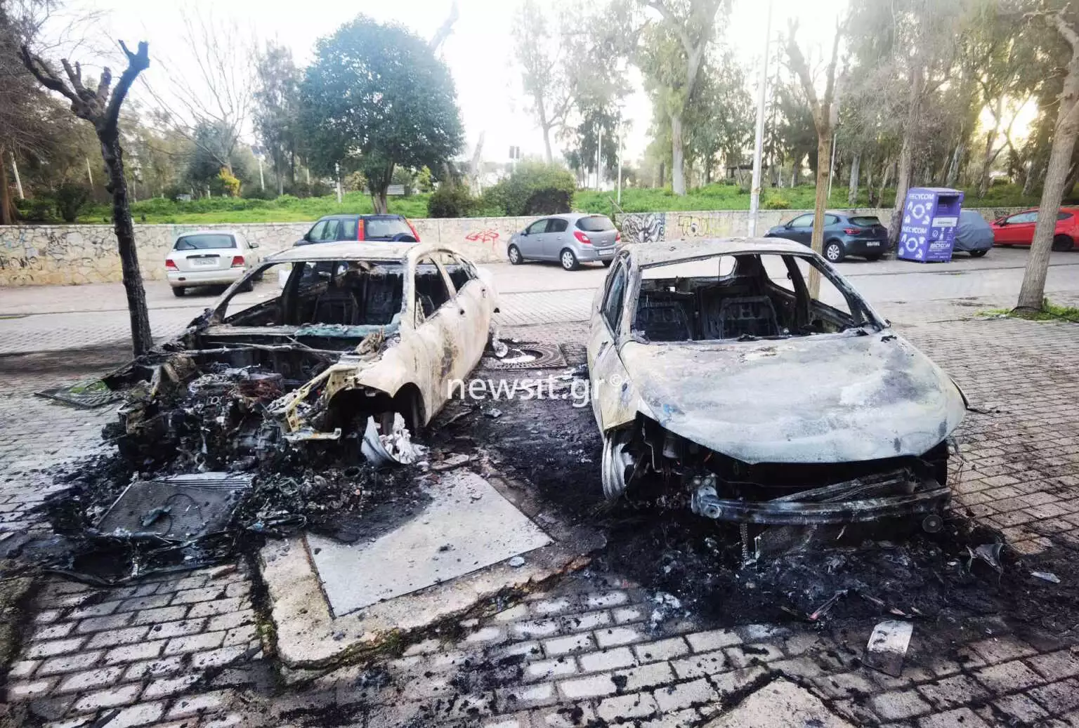 Πανεπιστημιούπολη: Σοβαρά επεισόδια με μολότοφ και φωτοβολίδες ευθείας βολής – Κάηκαν αυτοκίνητα (VIDEO)
