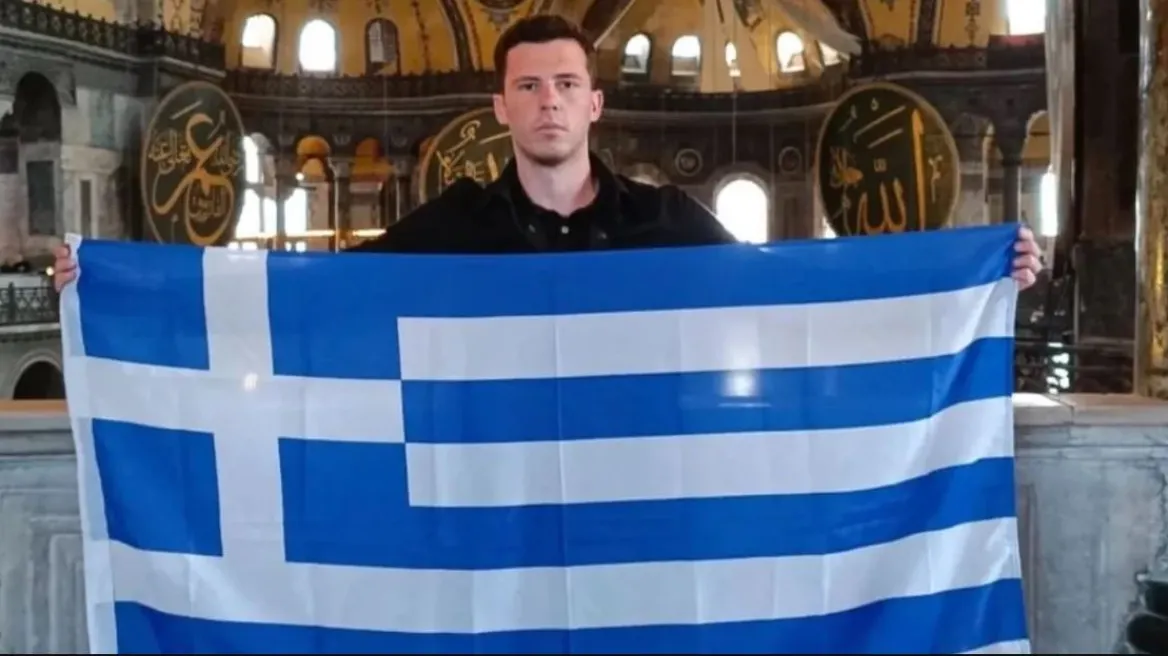 Έλληνας άνοιξε τη σημαία στην Αγία Σοφία και έγραψε «Αγαπημένη μου Πόλη, για πάντα Ελληνική» - Αντιδράσεις στην Τουρκία