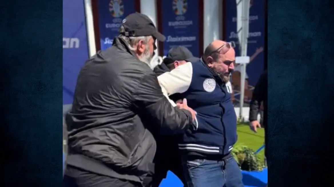 Φάνης Λαμπρόπουλος: Η στιγμή που πάει να... κλέψει το κύπελλο του UEFA EURO 2024 - Δείτε το βίντεο