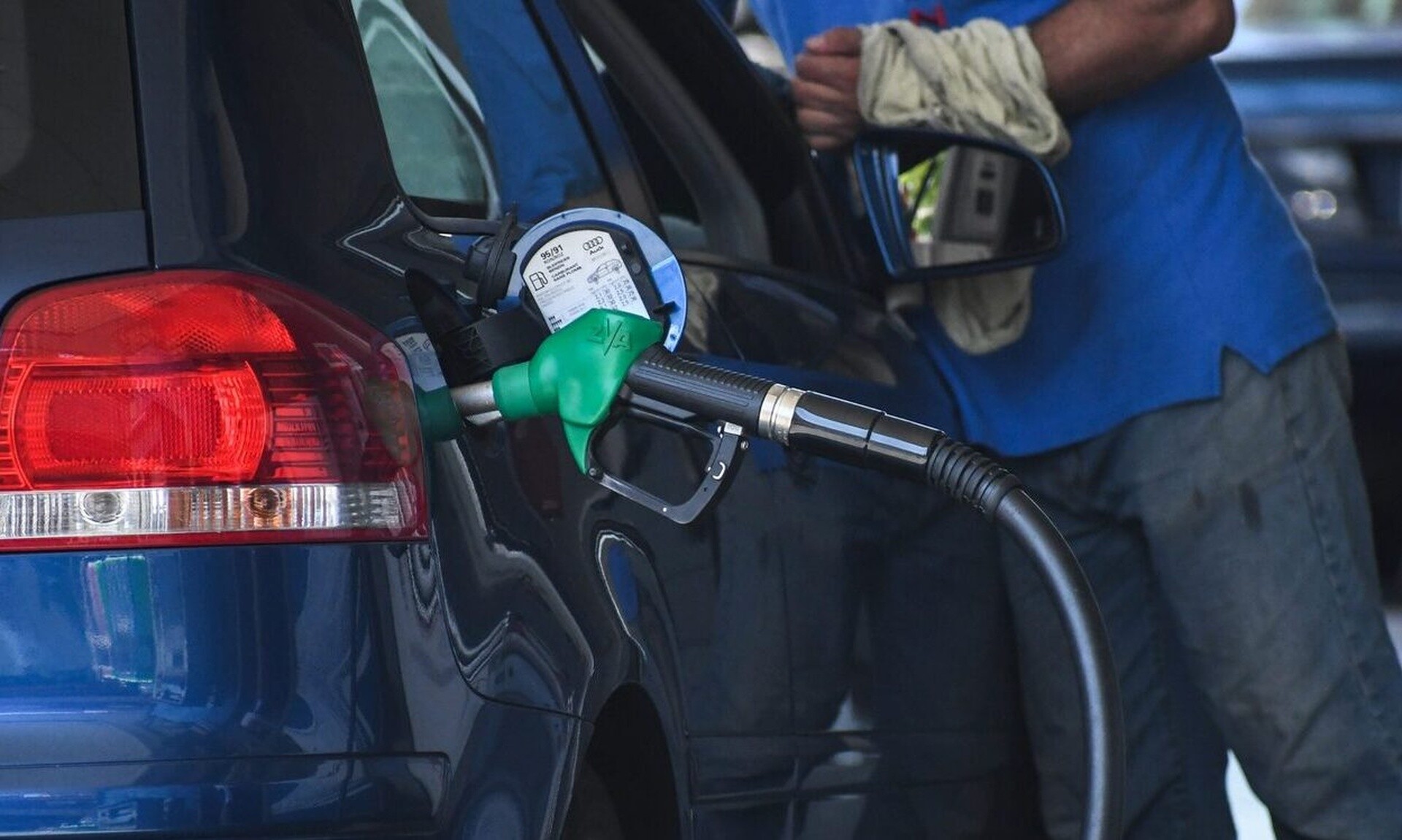 «Πετάει» πάλι η βενζίνη - Ξεπερνά τα 2 ευρώ στην περιφέρεια (VIDEO)