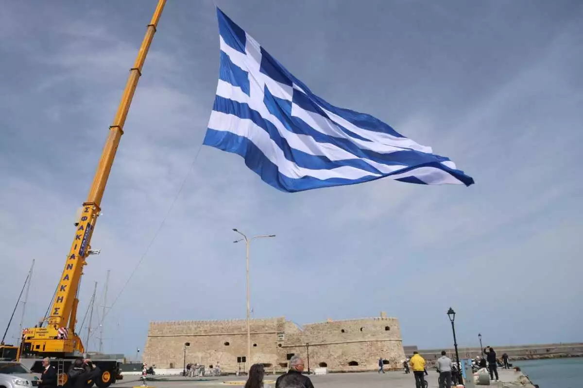25η Μαρτίου: Ελληνική σημαία ενάμιση στρέμμα κυματίζει επιβλητική στο λιμάνι του Ηρακλείου