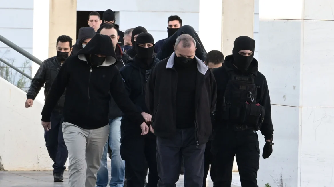 Αυλαία στη δίκη για Κολωνό: Ανακοινώνεται η απόφαση για Μίχο και τους άλλους 25 κατηγορουμένους