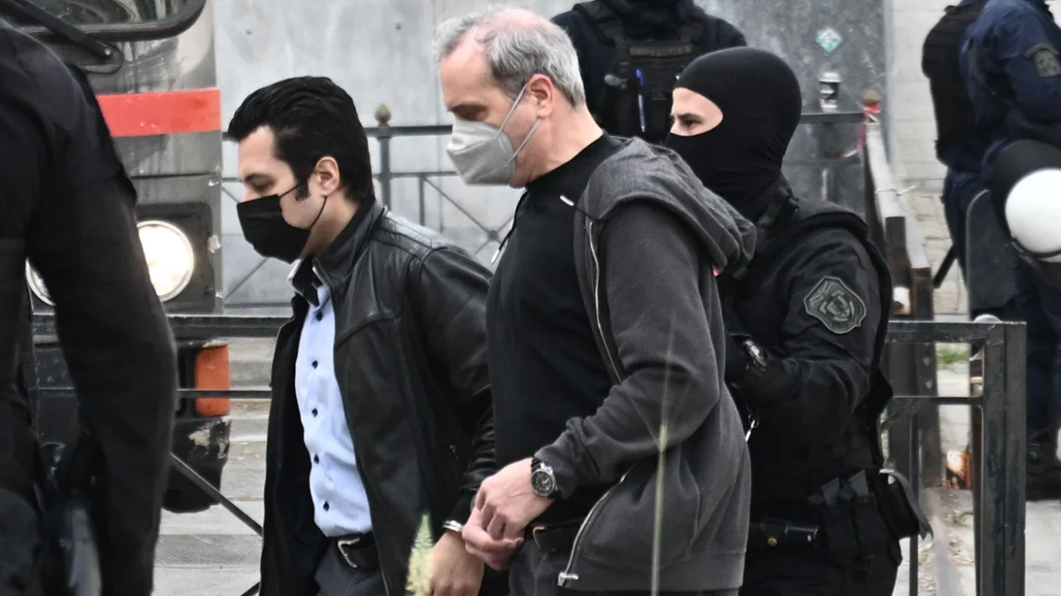 Κολωνός: Με σκυμμένο το κεφάλι άκουσε τα ισόβια ο Μίχος - Χειροκρότησαν οι 17 για την αναστολή, αποφυλακίζεται η μητέρα