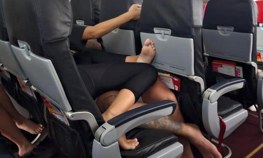 Ξαπλωμένοι για τέσσερις ώρες: Viral το… εκδηλωτικό ζευγάρι σε πτήση