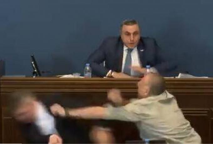 Χάος στη Βουλή της Γεωργίας: Άγριο ξύλο μεταξύ βουλευτών καταγράφηκε από τις κάμερες (vid)