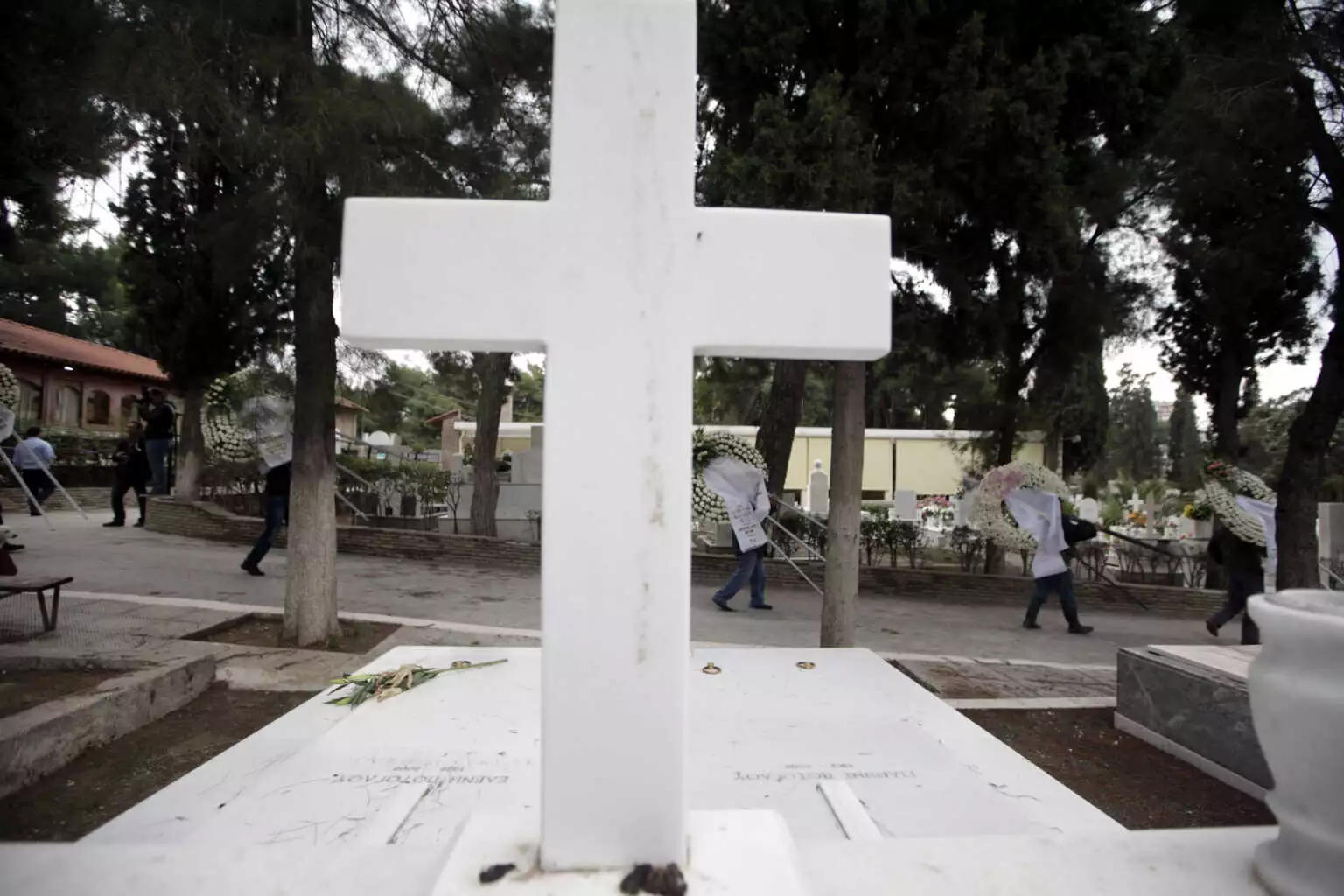 Θεσσαλονίκη: Χτύπησε τη νύφη του με μαρμάρινο σταυρό στο κεφάλι στην κηδεία του αδερφού του