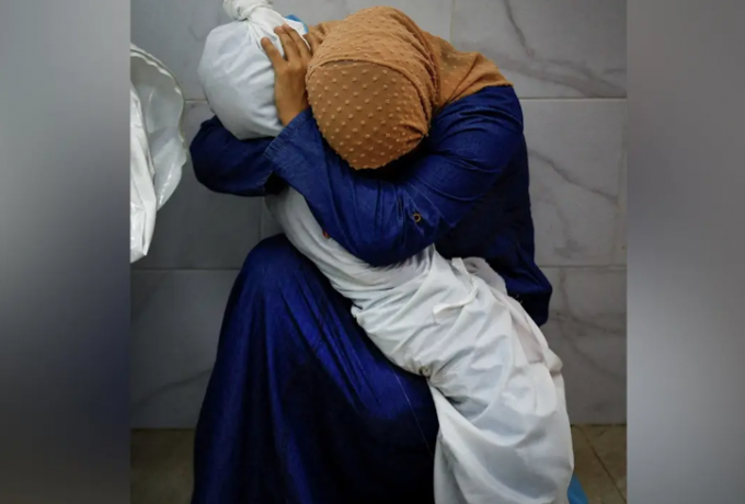 Φωτογραφία της χρονιάς η «Πιετά της Γάζας»: Η θεία που κρατούσε αγκαλιά το σαβανωμένο σώμα της νεκρής ανιψιάς της