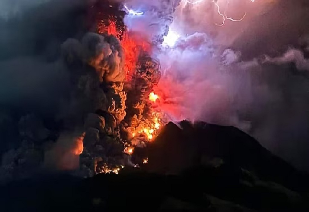 Ινδονησία: Εκκενώνονται περιοχές μετά από έκρηξη ηφαιστείου-Εντυπωσιακές εικόνες (VIDEO)