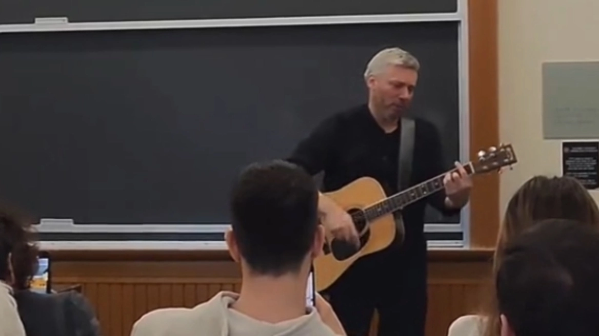 Αλκίνοος Ιωαννίδης: Τραγουδάει τον Προσκυνητή στο πανεπιστήμιο Columbia - Δείτε το βίντεο
