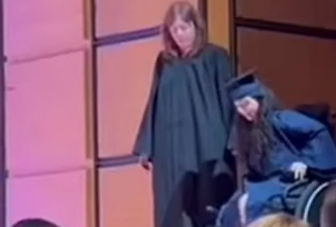 Κοπέλα περπάτησε ξανά μετά από 10 χρόνια, στην τελετή αποφοίτησης -Δεν το πίστευαν ούτε οι γονείς της