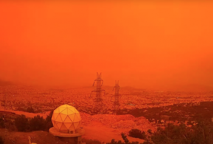 Έτσι έγινε κόκκινος ο ουρανός της Αθήνας: Timelapse βίντεο από το πώς μας «σκέπασε» η αφρικανική σκόνη