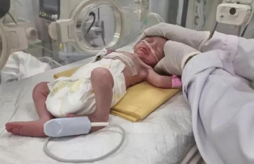 Γάζα: Πέθανε το βρέφος που γεννήθηκε με καισαρική μετά τον θάνατο της μητέρας σε βομβαρδισμό
