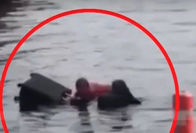 Η στιγμή που 70χρονη Γαλλίδα πέφτει στη θάλασσα στο λιμάνι του Πειραιά προσπαθώντας να πιάσει τη βαλίτσα της (VIDEO)