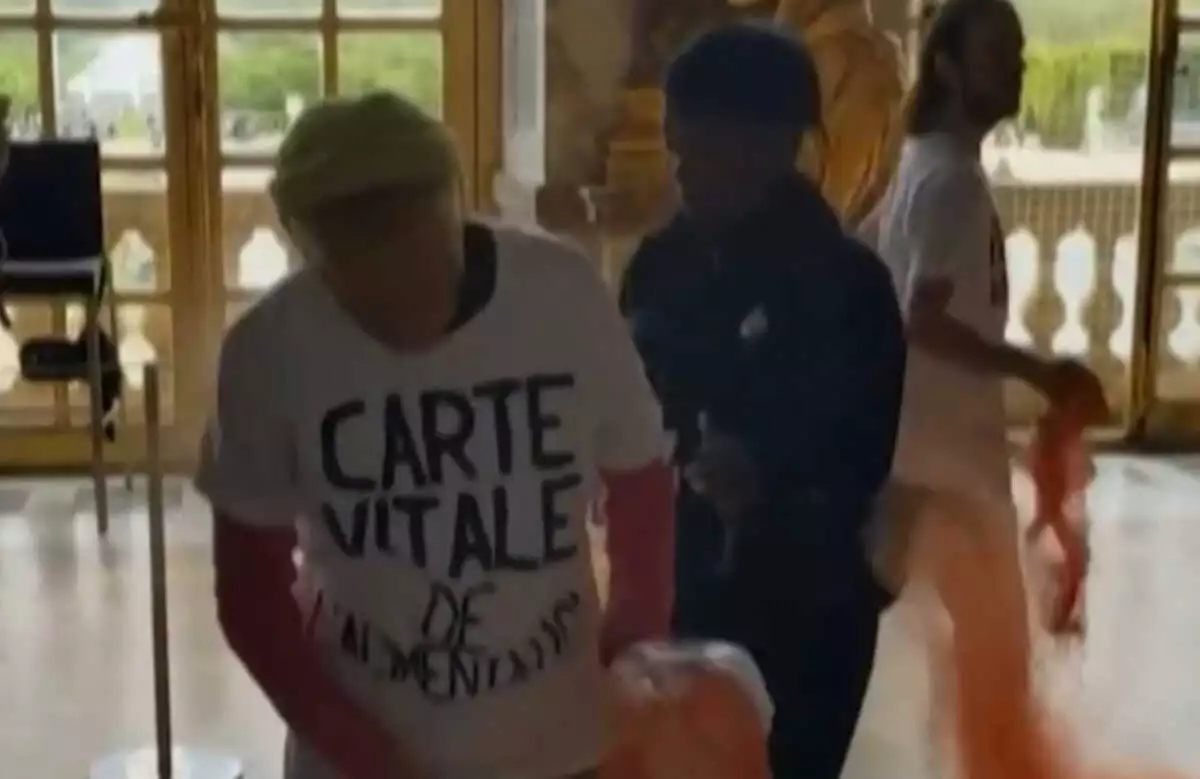 Παρίσι: Μετά τη σούπα στη Μόνα Λίζα, ακτιβιστές έριξαν πορτοκαλί σκόνη στο παλάτι των Βερσαλλιών