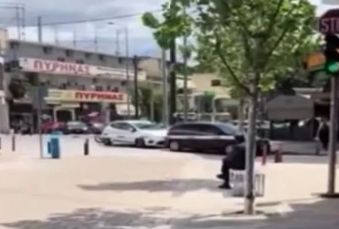 Φανάρι στο Περιστέρι έχει γίνει viral γιατί... δεν έχει λόγο ύπαρξης (VIDEO)